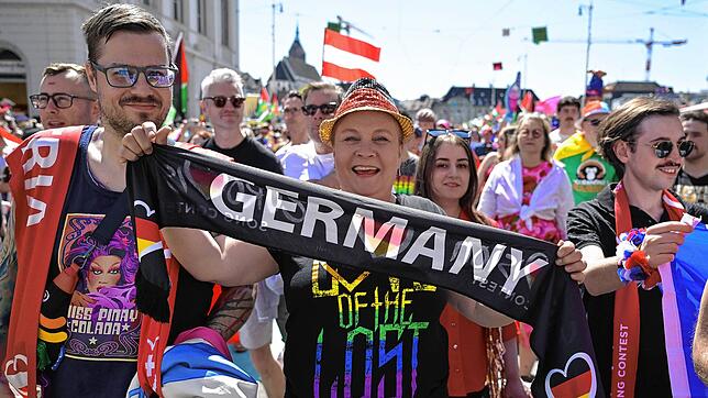 Deutschland-Fans bei der Parade zur Eröffnungsfeier des 69. Eurovision Song Contests (ESC) in Basel.
