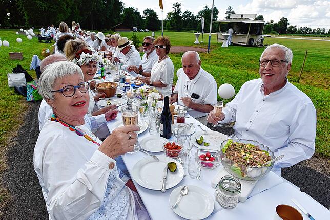 Bild 12: Französisches Picknick ganz in Weiß im Donaueschinger Schlosspark