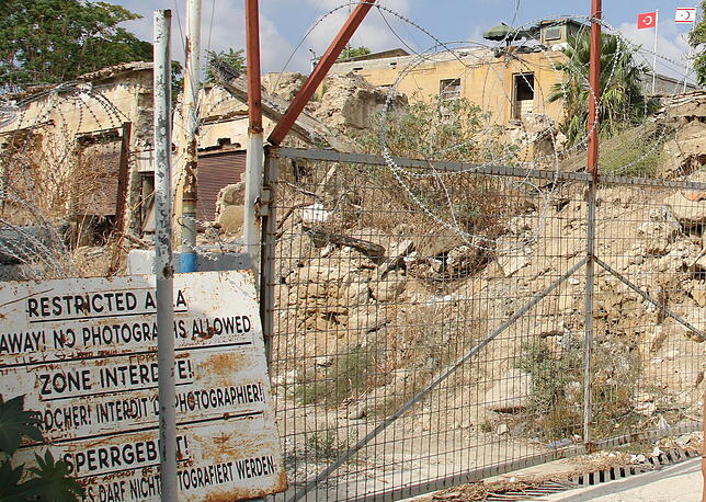 Blick auf die UN-Pufferzone (Grüne Linie) im geteilten Nikosia.