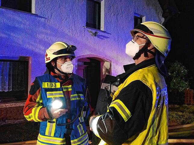 Oliver Braunstein (links), Abteilungskommandant der Feuerwehr Stockach und der Mühlinger Kommandant Markus Riffler im Gespräch.