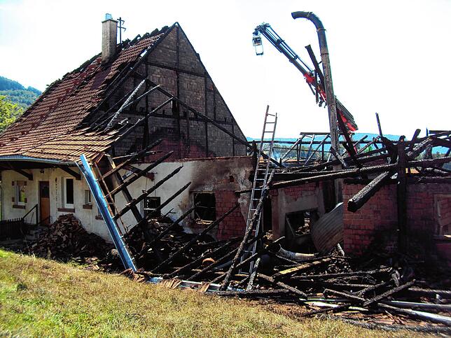 Der Morgen nach der Brandnacht offenbart das ganze Ausmaß des Feuers: die Brandruine des abgebrannten Ökonomiegebäudes. Auch das ...