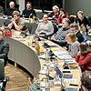 Gedrückte Stimmung im Gemeinderat, während Dagmar Hoehne von den Freien Wählern Stellung zur geplanten Erhöhung der Kitagebühren nimmt.