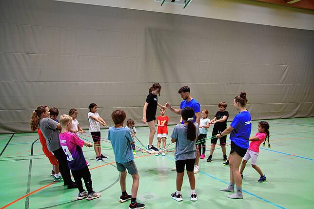 Beim Spiel „Strippenzieher“ können die Kinder nicht genug bekommen und auch ihre Trainer müssen mitmachen.