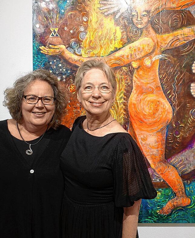In ihrem Element als Kunsthistorikerin ist Christine Stanzel (links) im Kontakt mit Kunstschaffenden (wie hier Susan Hubacker) in der ...
