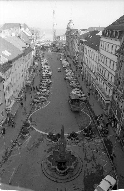 Die Konstanzer Marktstätte wurde damals wie selbstverständlich zum Parken und Wenden genutzt. Bild: Hella Wolff-Seybold