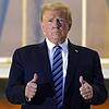 US Präsident Donald Trump streckt die Daumen nach oben auf dem Balkon vor dem Blue Room.