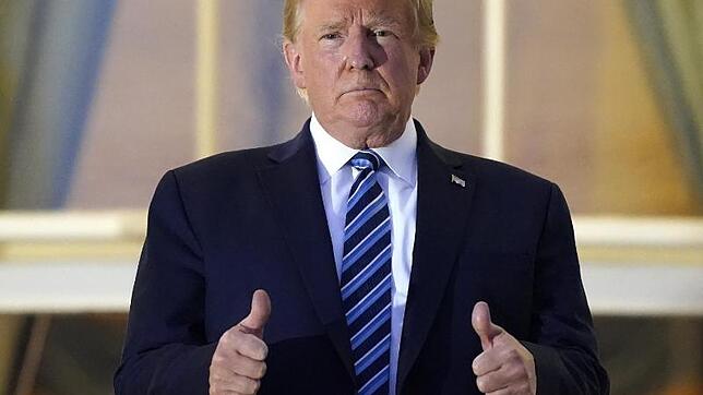 US Präsident Donald Trump streckt die Daumen nach oben auf dem Balkon vor dem Blue Room.