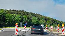 Noch können Autofahrer durch die Baustelle am Kreisverkehr fahren. Für Markierungsarbeiten muss die Strecke jedoch für zwei Tage ...