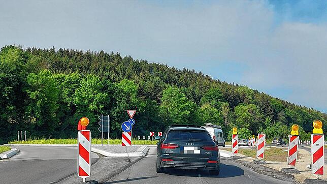 Noch können Autofahrer durch die Baustelle am Kreisverkehr fahren. Für Markierungsarbeiten muss die Strecke jedoch für zwei Tage ...