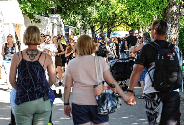 Bild 2: Bilder vom Festbetrieb auf der Promenade beim Hausherrenfest