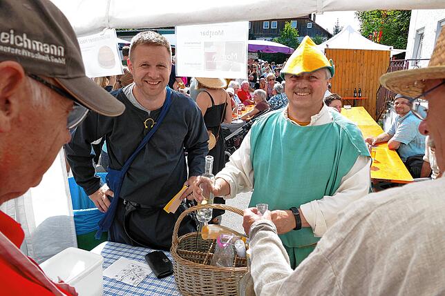 Marktaufseher und Bürgermeister Stephan Frickinger (l.) auf Kontrollrunde mit Assistent Christoph Möhrle. Die beiden stärkten die ...