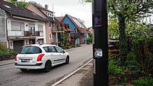 Unbekannte haben in der Bargener Ortsdurchfahrt eine Blitzeranlage stark beschädigt.