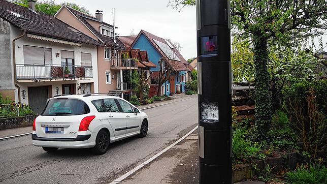 Unbekannte haben in der Bargener Ortsdurchfahrt eine Blitzeranlage stark beschädigt.