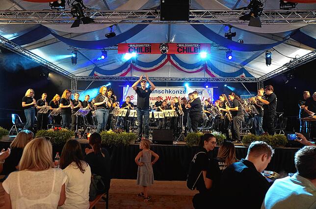 Die Stadtmusik Waldshut mit ihrem Dirigenten Frank Amrein spielt bei ihrem 54. Chilbi-Wunschkonzert groß auf.