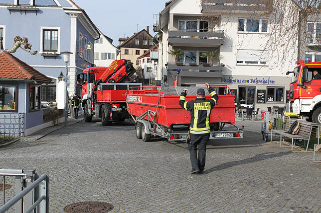 Präzisionsarbeit: Mit Booten, Kameraden und Fahrzeugen unterstützt auch die Feuerwehr Radolfzell am William-Graf-Platz in Staad.