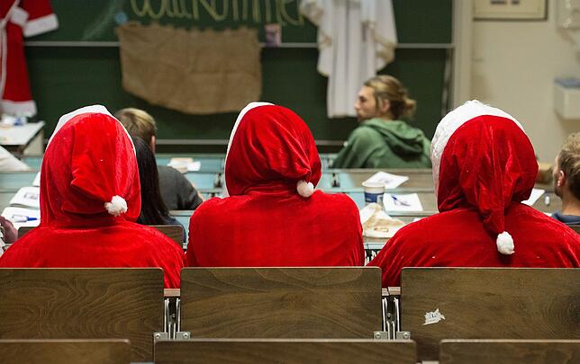 Als Weihnachtsmann verkleidete Studenten werden für ihren Einsatz geschult.