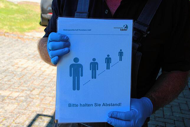 Bild 4: Das Wochenende in Konstanz: großes Gedränge auf der Autofähre, vernünftige und glückliche Menschen in den Strandbädern