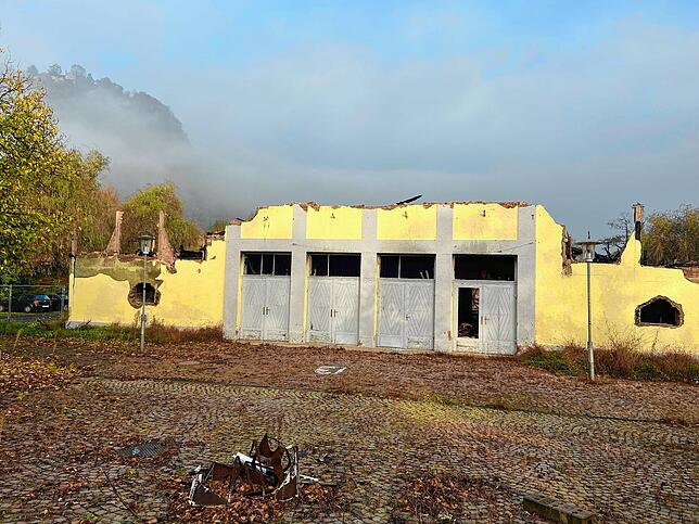 Von der Brandruine der Scheffelhalle stehen nur noch wenige Teile. Sie soll bis Ende des Jahres abgerissen werden.