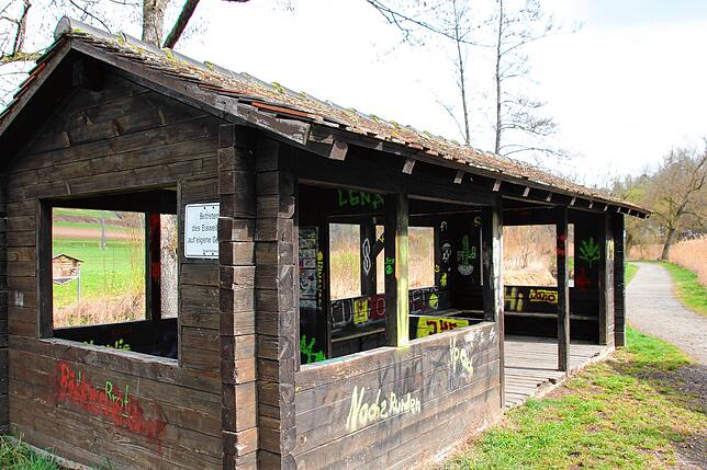 Die Schutzhütte am Eisweiher ist innen, wie auch außen mit zahlreichen Graffitis beschmiert. Sie ist ein Treffpunkt für Jugendliche.