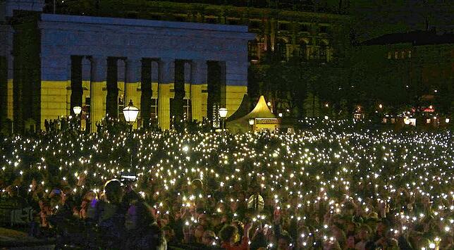 Wer an seinem Smartphone die Taschenlampe einschalten will – so wie diese Menschen bei einem Benefiz-Konzert in Wien –, kann ...