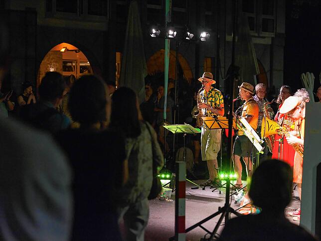 Bild 10: Kulturufer in Friedrichshafen: Buntes Treiben am Abend