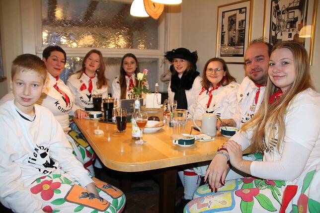 Die Zunftmitglieder stärken sich bei einer Erbsensuppe.