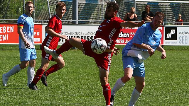 Zurück in der Bezirksliga: Francesco D&lsquo;Acunto (Mitte, im Pokalspiel bei der SG Lottstetten/Altenburg) meldet sich beim SV ...