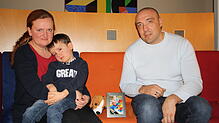 Maximilian fehlt und ist doch immer bei ihnen: Irina, Philip und Viktor Krieger (v.l.n.r.) schöpfen in Tannheim neue Kraft, um mit ihrer ...