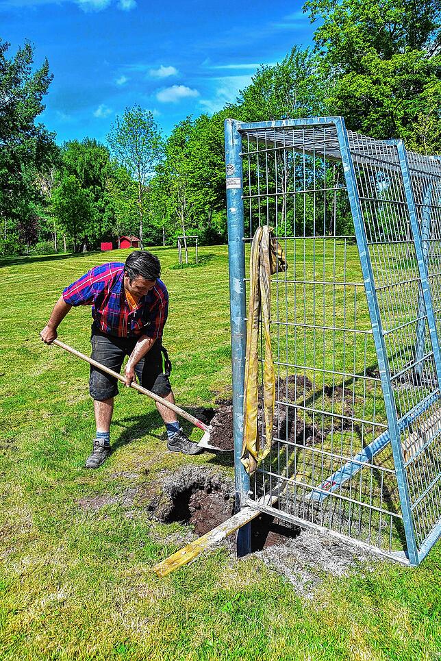 Stephan Hilbich vom Bauhof setzt eines der beiden neuen, vollverzinkten Tore auf das Kleinspielfeld am Klosterweiher.