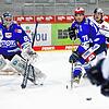 Schwenningens Torhüter Joacim Eriksson (links), der hier von Verteidiger Will Weber bei der Abwehr eines Münchner Angriffs unterstützt ...