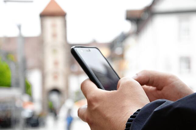 Kostenlos Surfen im Internet mit dem Smartphone in der Villinger Innenstadt wie in unserem Symbolbild ist trotz Gemeinderatsbeschlusses ...