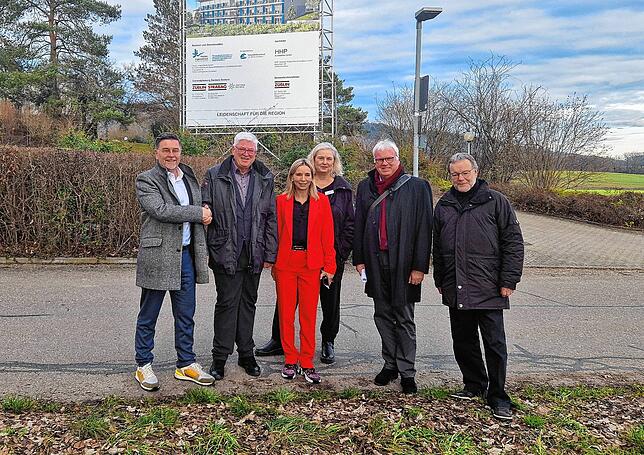 Freuen sich, dass ein neues Eltern-Kind-Haus gebaut wird (von links): Thomas Kleinstück, Präsident beim Lions Club Radolfzell-Singen, ...
