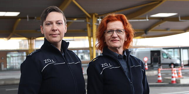 Für sie ist die Gemeinschaftszollanlage auch Arbeitsplatz (von links): Sonja Müller, Pressesprecherin des Hauptzollamts Singen, und ...