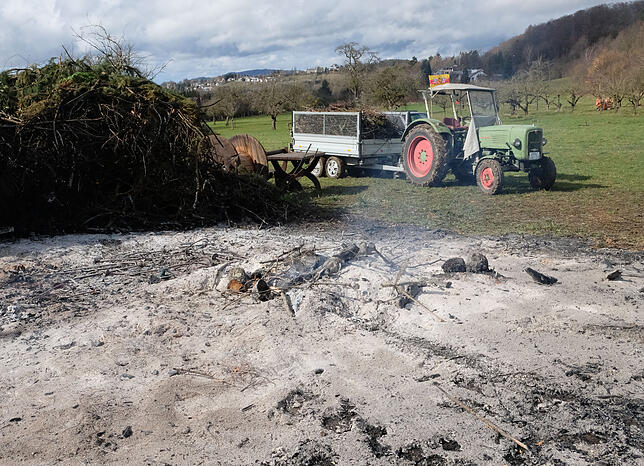 Was vom ersten Holzstoß übrig blieb: Die halbe Nacht hatten die Nußdorfer Wache gehalten, dann wurde das Wetter etwas unwirtlich. ...