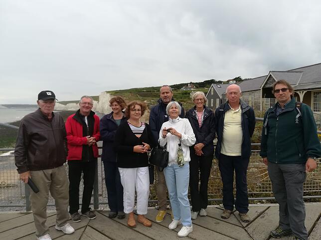 Teilnehmer am Dreistädte-Turnier in der englischen Partnerstadt Lewes stehen vor den Kreidefelsen am Birling Gap bei Eastbourne.