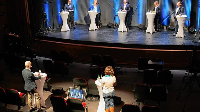 Die SK-Wahlarena im Konstanzer Stadttheater: Auf der Bühne (von links) Christoph Högel (AfD), Dominique Christine Emerich (CDU), Martin ...