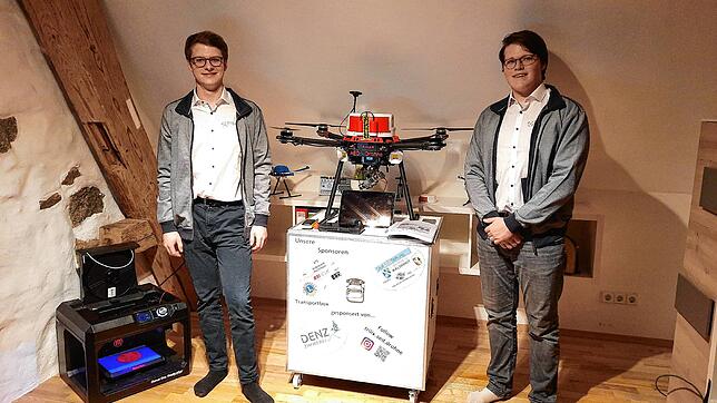 Felix Südland (links) und Tristan Menzel haben mit ihrer AED-Drohne bei &bdquo;Jugend forscht&ldquo; den Wettbewerb in der Kategorie ...