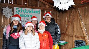 Mit Mütze und Kuchen: Vom Schulverbund Blumberg offerierten Schüler der Realschule den Besuchern kleine Köstlichkeiten wie Cake-Pops. ...