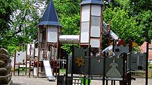 Im Stadtgarten tauchte der Unbekannte schon mehrfach auf, wobei er nach Zeugenangaben am vergangenen Samstag ein Messer dabei hatte.