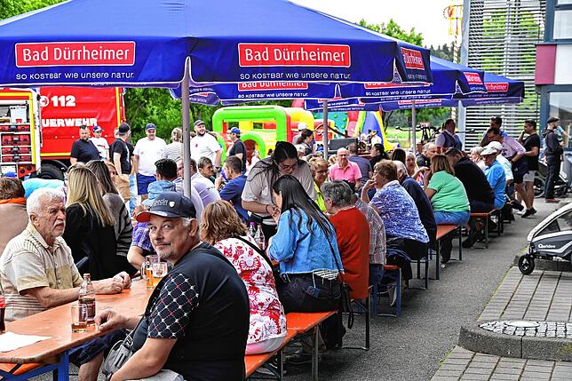 Bild 15: Goßer Andrang beim Feuerwehrfest