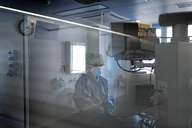Pflegepersonal arbeitet auf der Intensivstation eines Krankenhauses im Kanton Schwyz inmitten der Corona-Pandemie.