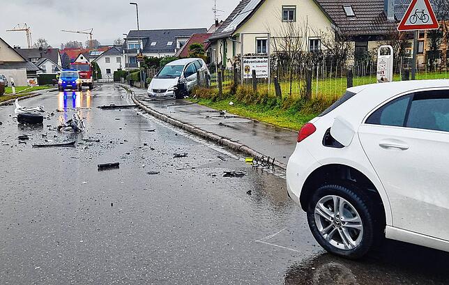 Bild 2: Drei Schwerverletzte nach Autounfall zwischen Efrizweiler und Fischbach