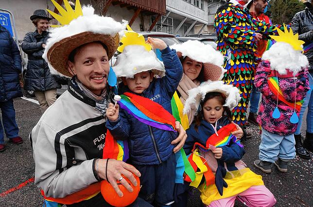 Mit Wolken: Diese vier vom Kindergarten Schwalbennest bringen alle Wetterlagen vom Regenbogen bis zur Sonne nach Tiengen.