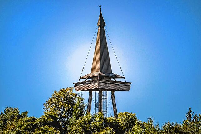 Blick auf den Gugelturm bei Niedergebisbach, der an der dritten Etappe des Wanderwegs liegt.
