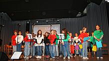 Der Chor der Pfullendorfer Grundschule am Härle, Klassen 3 und 4, singt das Eröffnungslied.