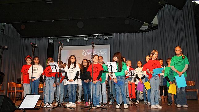 Der Chor der Pfullendorfer Grundschule am Härle, Klassen 3 und 4, singt das Eröffnungslied.