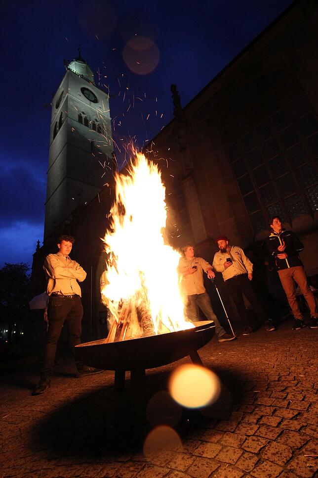 Erscheint nach dem Feuer von Paris in neuem Licht: Das Osterfeuer vor dem Münster, dessen Brandschutz zu Wünschen übrig lässt.