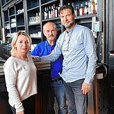 An der Theke: Aide und Dusan Ciric, in der Mitte Tush Bisaku.