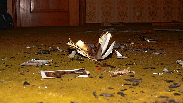 In mehreren Räumen von Schloss Mühlingen liegt verkohltes Papier auf dem Boden. Die unbekannten Einbrecher müssen dort gezündelt haben.