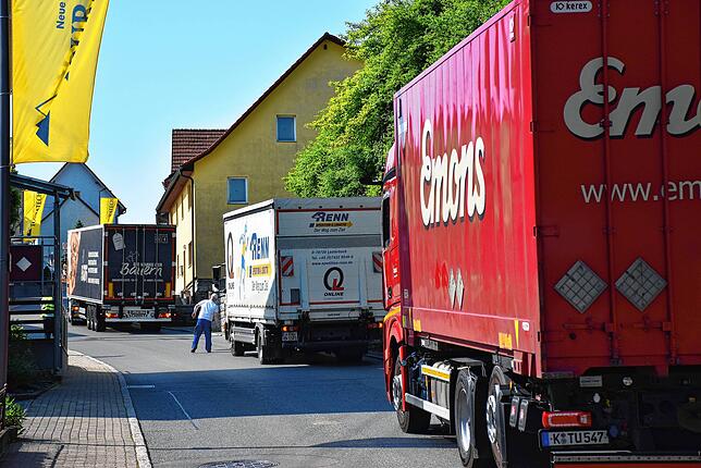 Bis zum Eintreffen der Polizei herrscht ein großes Verkehrschaos.